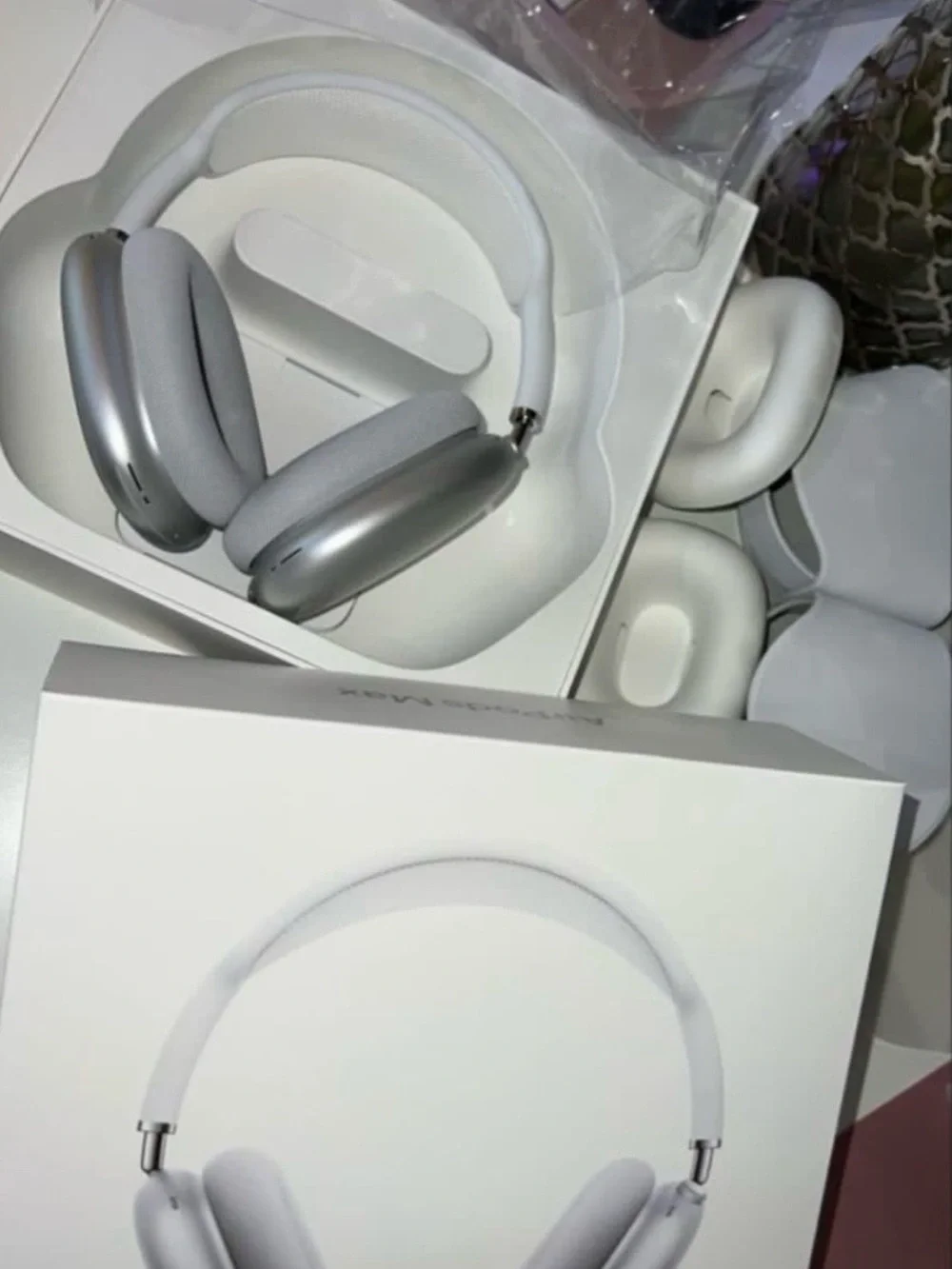 Apple AirPods Max -text to order